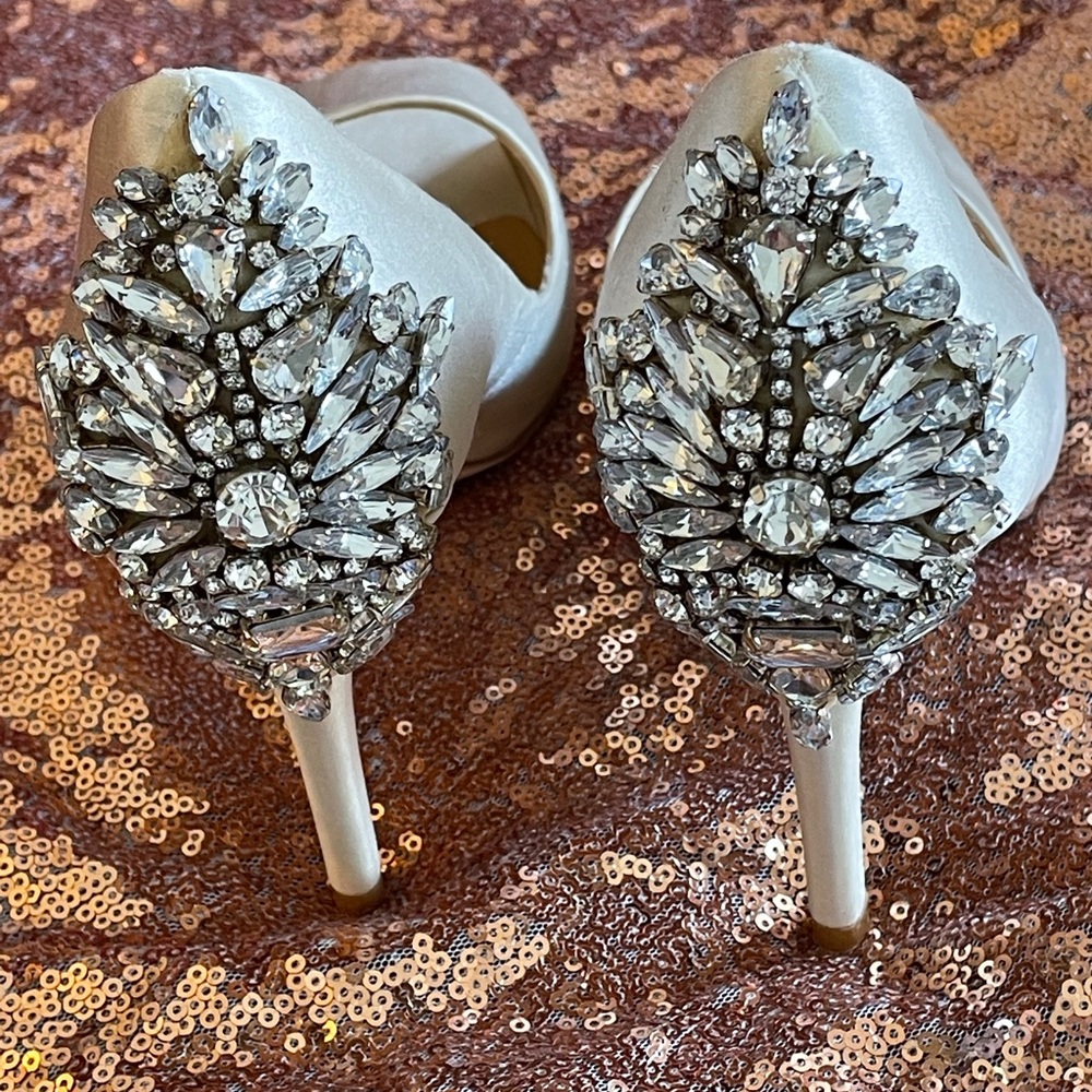 Badgley Mischka Nilla Embellished Peep Toe Pump Size 6.5 Crystal Satin Ivory